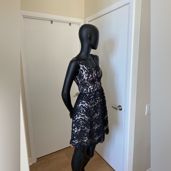 Rose-lace Cocktail Dress - Picture 6 of 7